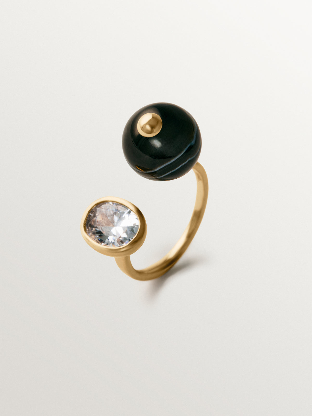 Anillo abierto bañado en oro amarillo con efecto cepillado, ágata negra, topacio y motivo de esferas