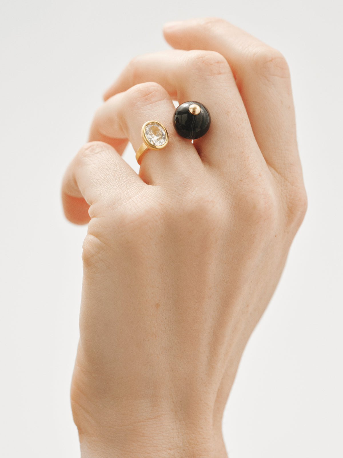 Anillo abierto bañado en oro amarillo con efecto cepillado, ágata negra, topacio y motivo de esferas