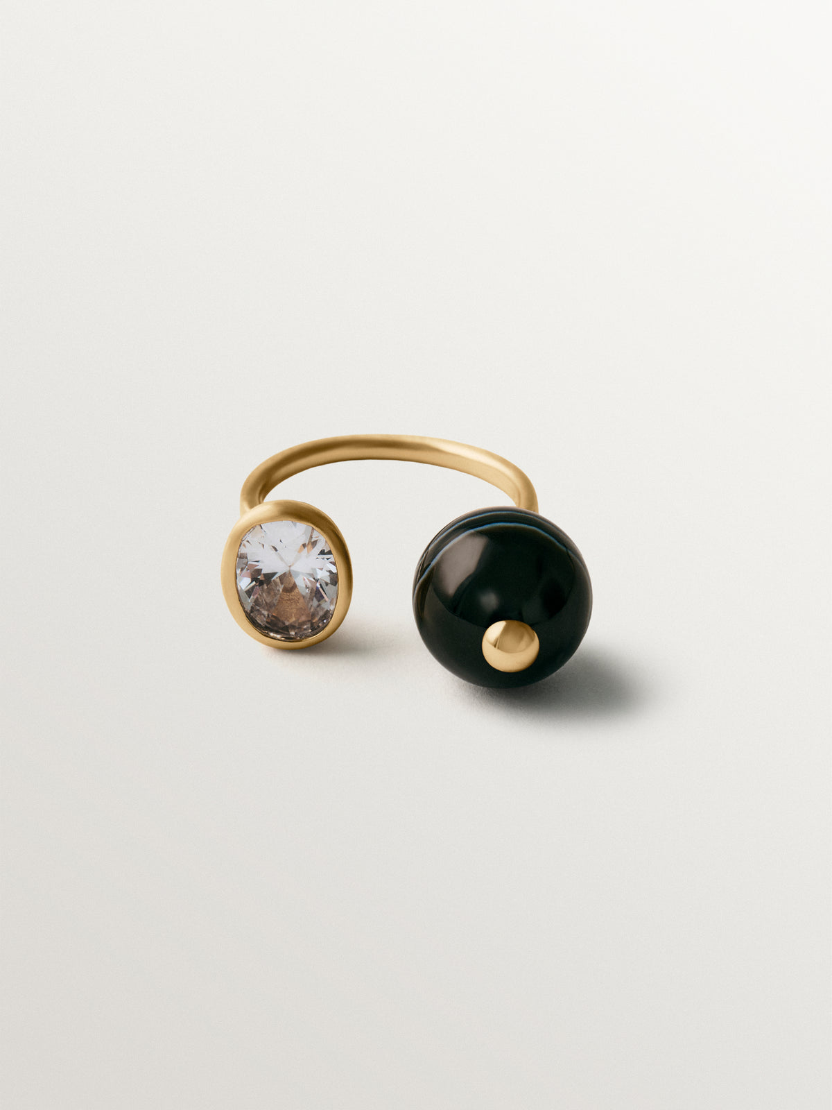 Anillo abierto bañado en oro amarillo con efecto cepillado, ágata negra, topacio y motivo de esferas