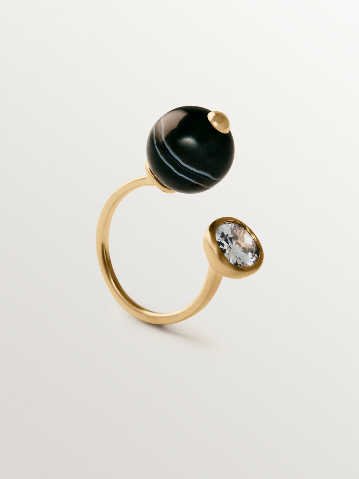 Anillo abierto bañado en oro amarillo con efecto cepillado, ágata negra, topacio y motivo de esferas
