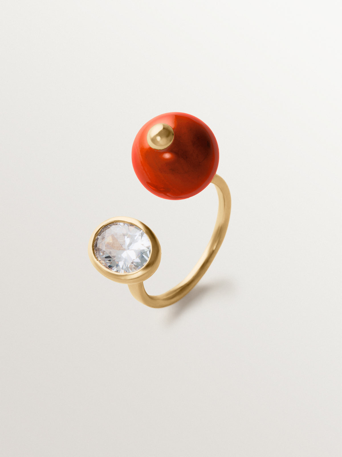 Anillo abierto bañado en oro amarillo con efecto cepillado, ágata roja, topacio y motivo de esferas