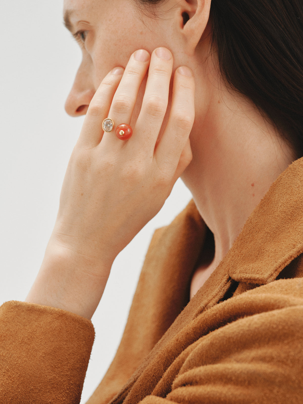 Anillo abierto bañado en oro amarillo con efecto cepillado, ágata roja, topacio y motivo de esferas