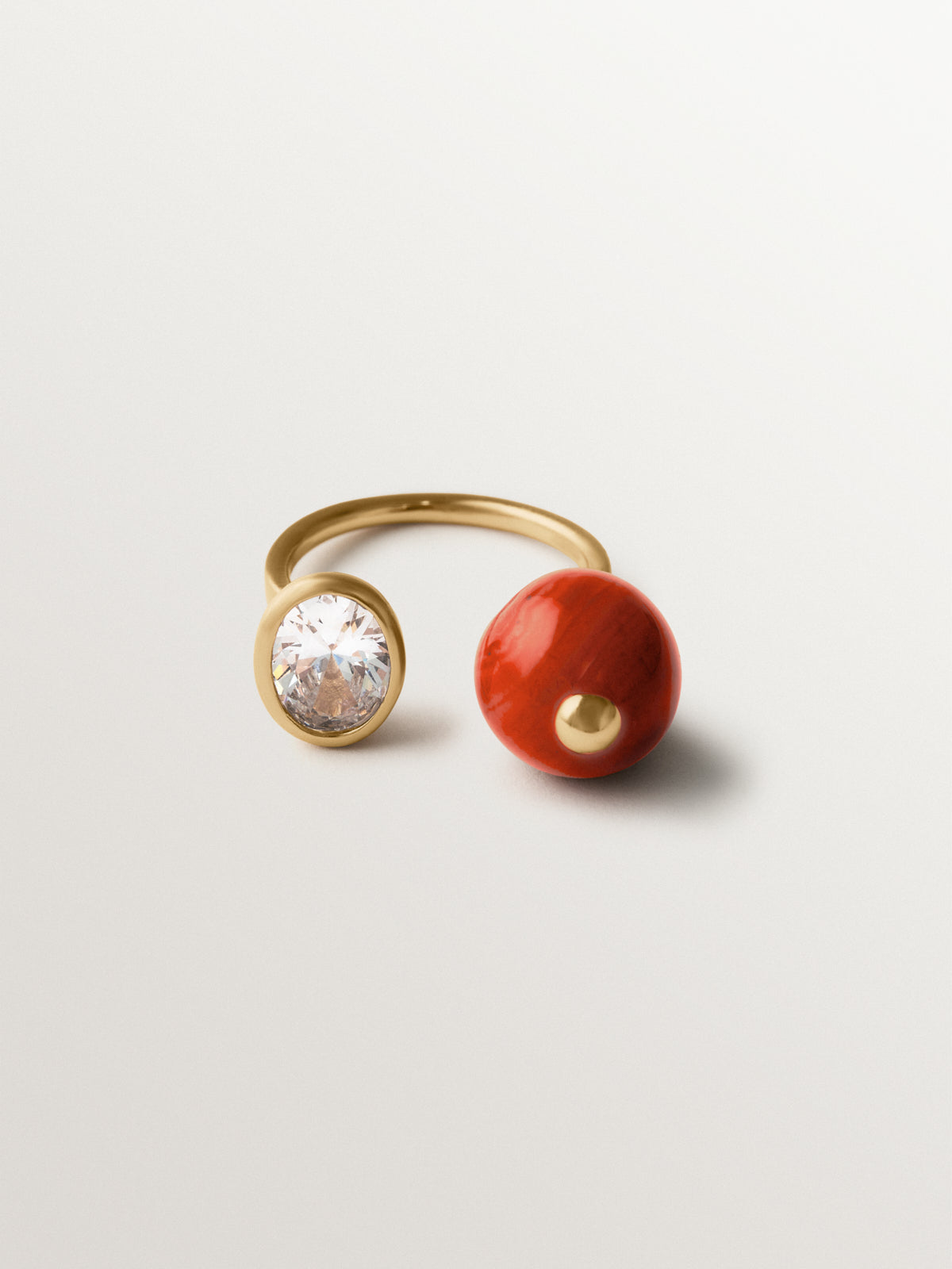 Anillo abierto bañado en oro amarillo con efecto cepillado, ágata roja, topacio y motivo de esferas