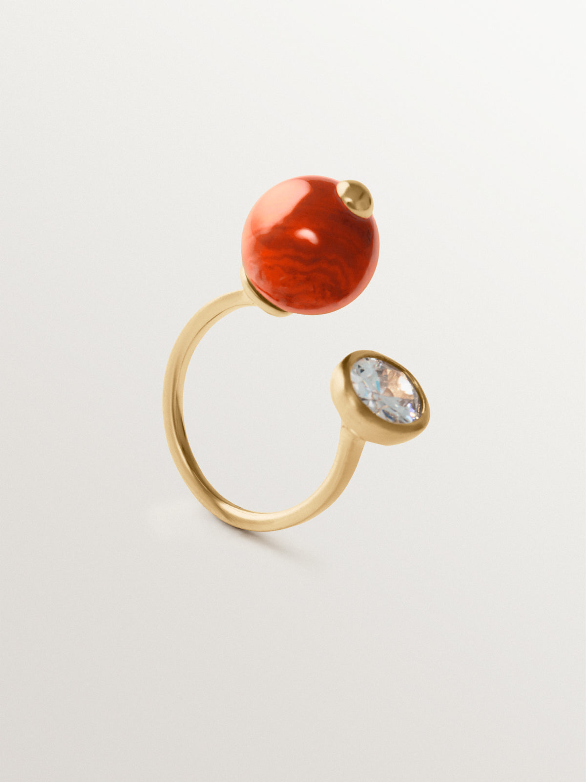 Anillo abierto bañado en oro amarillo con efecto cepillado, ágata roja, topacio y motivo de esferas