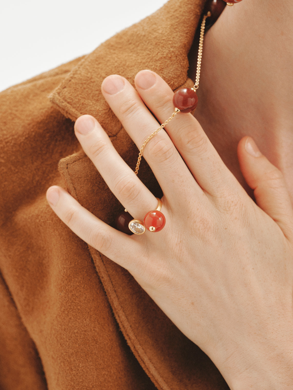 Anillo abierto bañado en oro amarillo con efecto cepillado, ágata roja, topacio y motivo de esferas