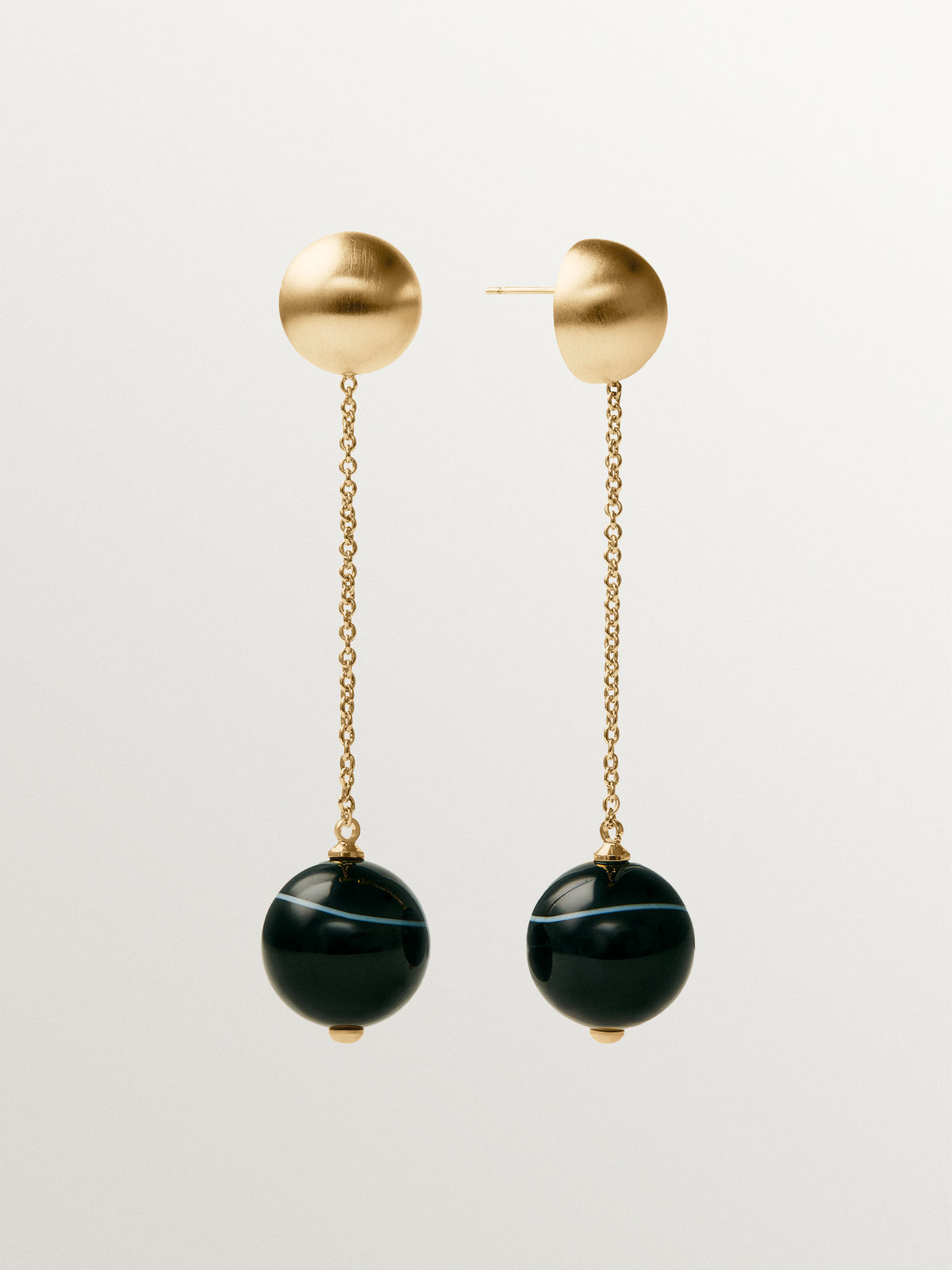 Pendientes largos bañados en oro amarillo con efecto cepillado, ágata negra y motivo de esferas