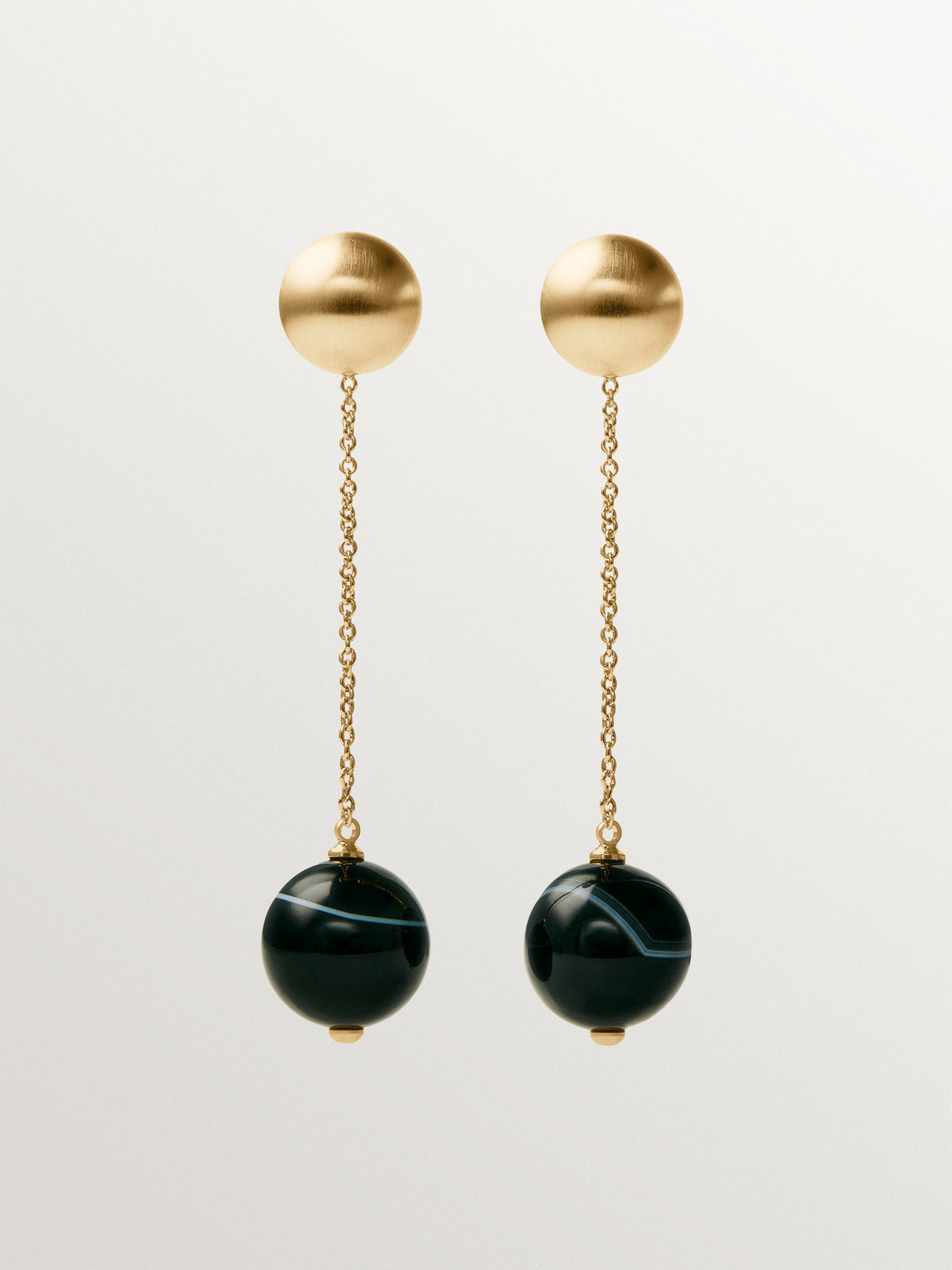 Pendientes largos bañados en oro amarillo con efecto cepillado, ágata negra y motivo de esferas