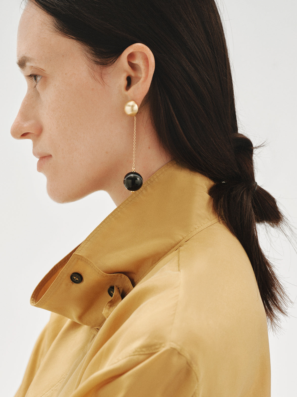 Pendientes largos bañados en oro amarillo con efecto cepillado, ágata negra y motivo de esferas