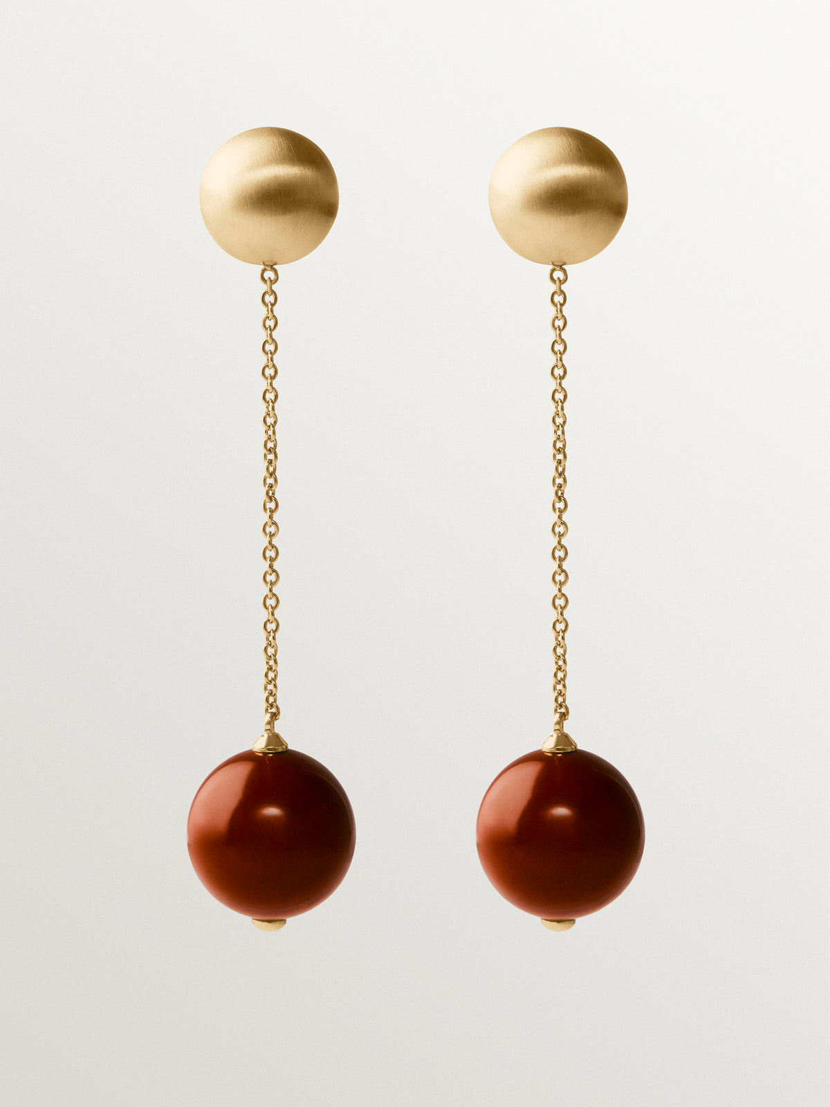 Pendientes largos bañados en oro amarillo de 18K con efecto cepillado, ágata roja y motivo de esferas