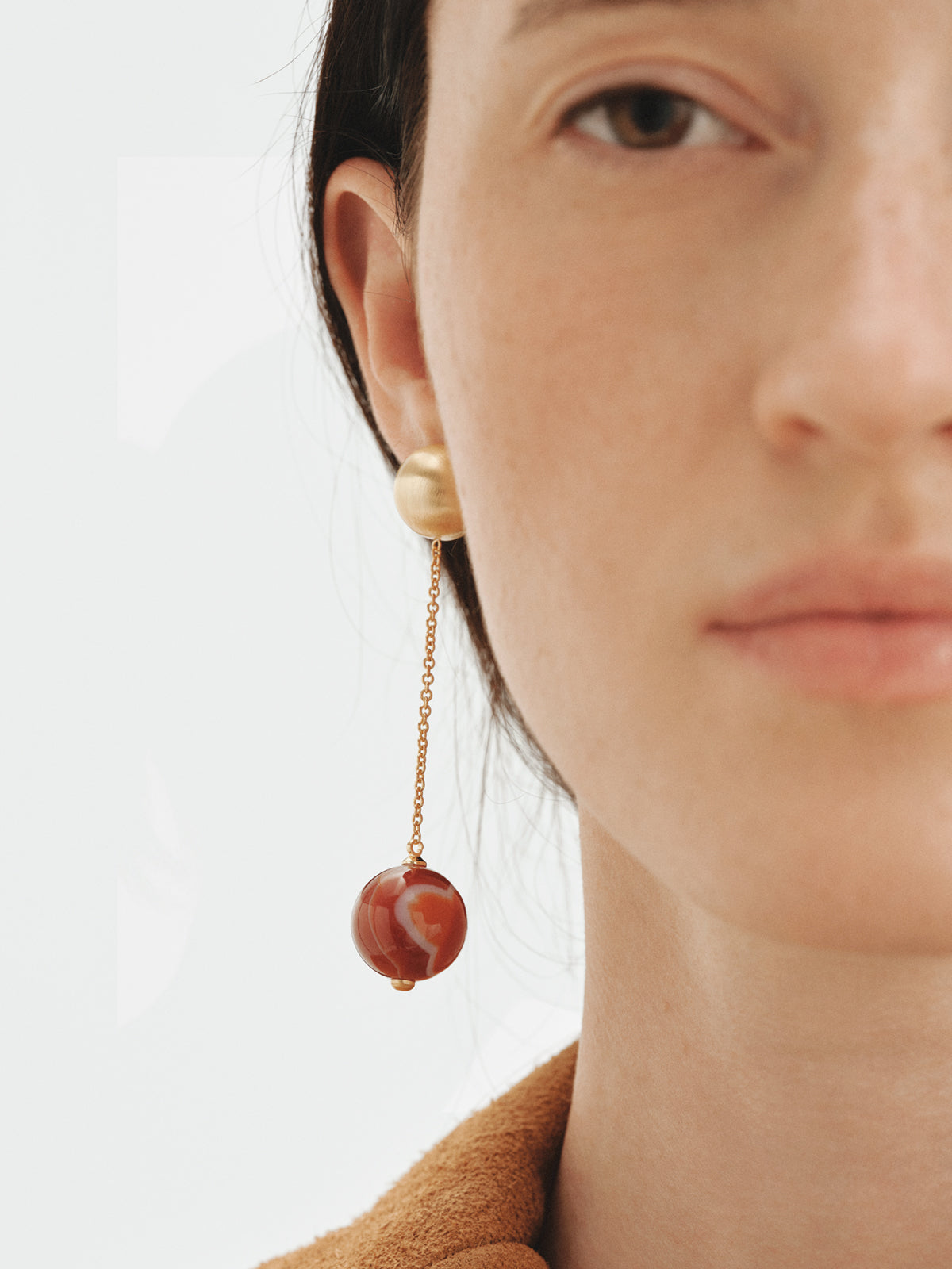 Pendientes largos bañados en oro amarillo con efecto cepillado, ágata roja y motivo de esferas