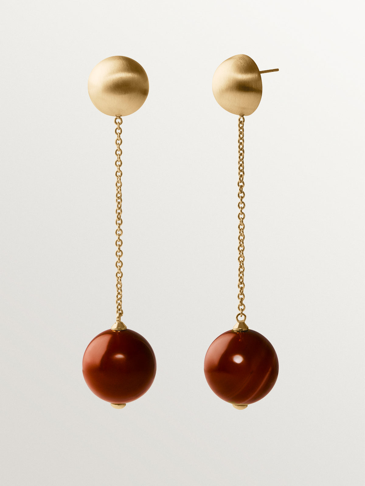 Pendientes largos bañados en oro amarillo de 18K con efecto cepillado, ágata roja y motivo de esferas