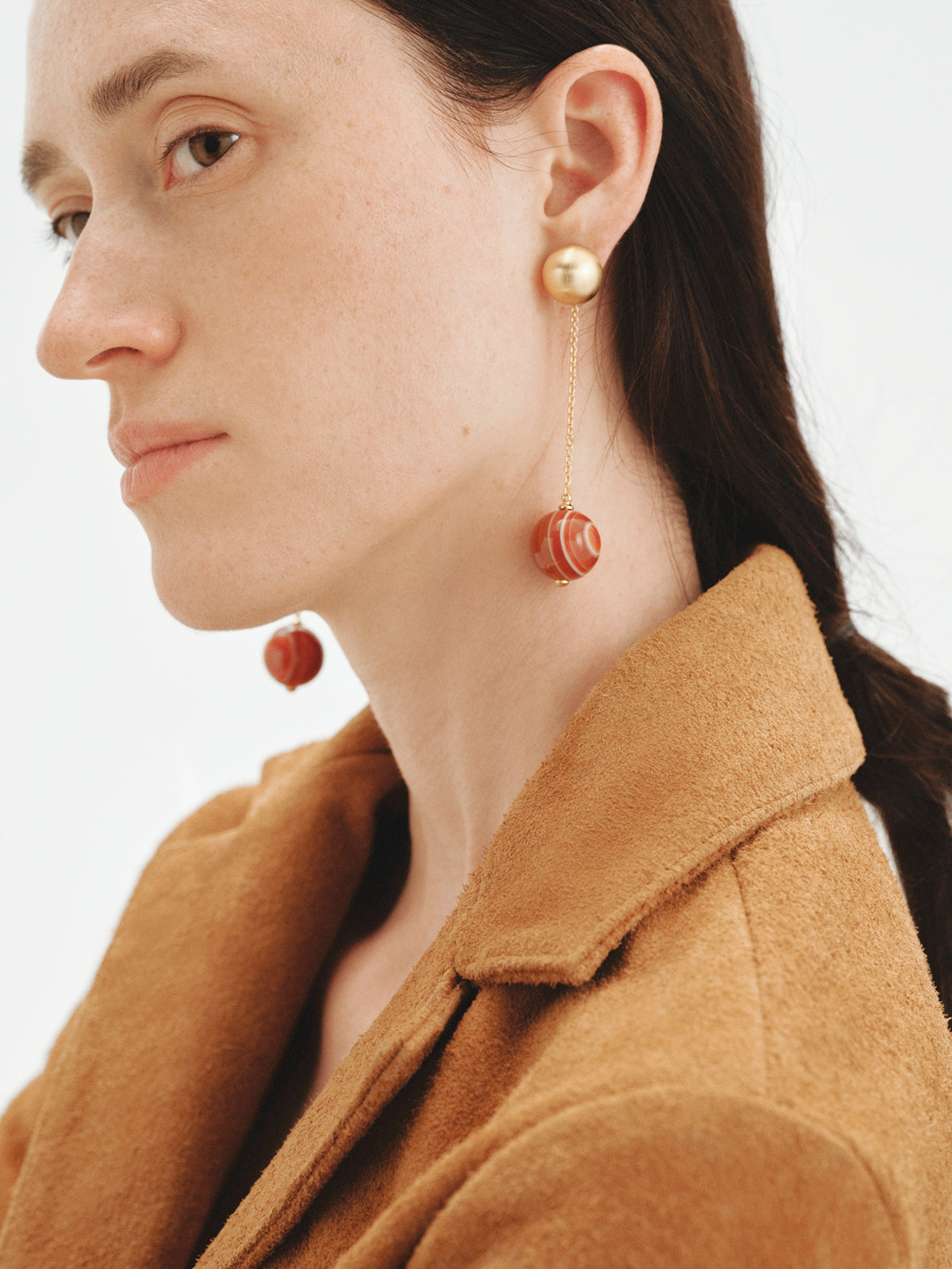 Pendientes largos bañados en oro amarillo con efecto cepillado, ágata roja y motivo de esferas