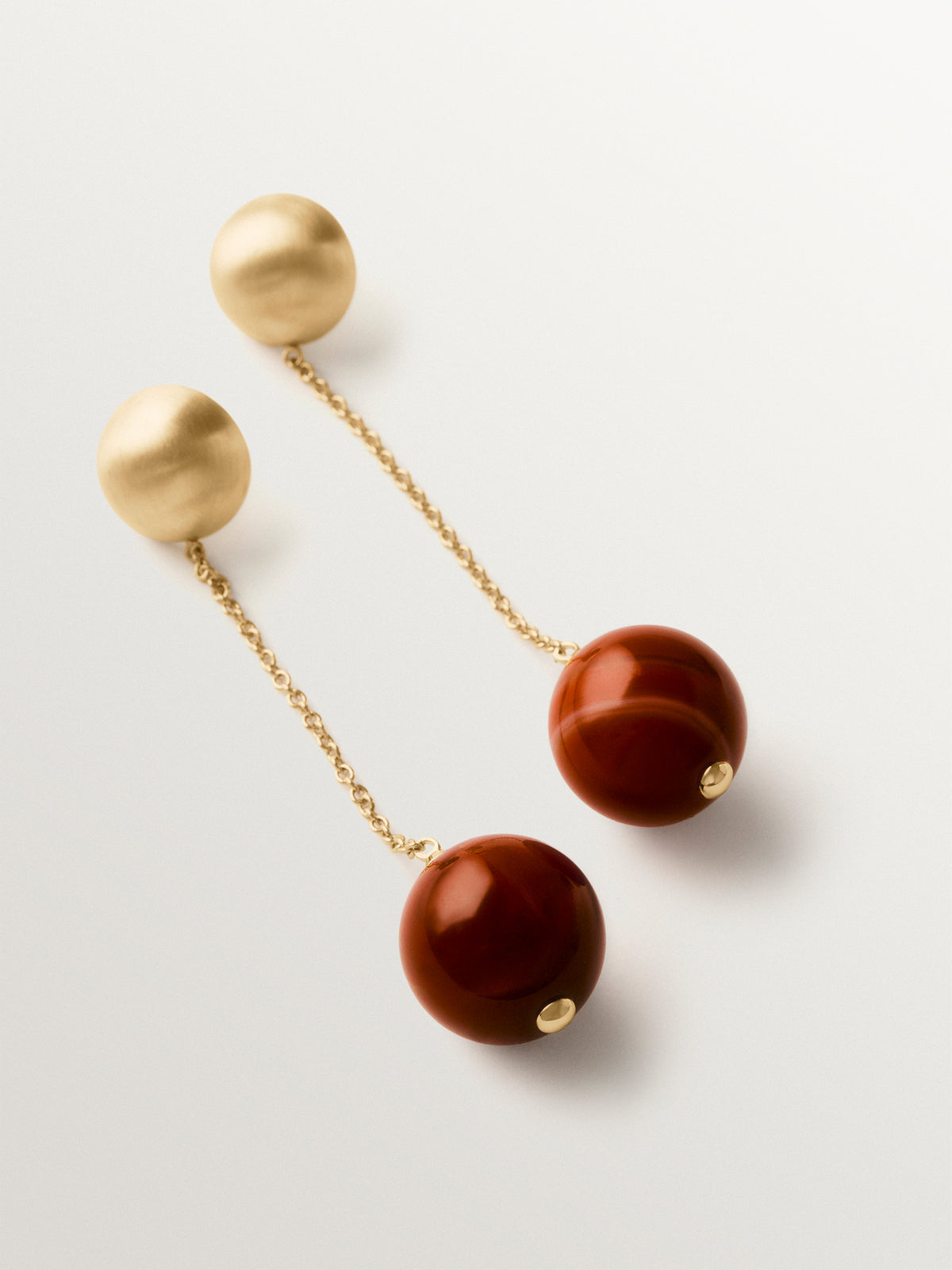 Pendientes largos bañados en oro amarillo con efecto cepillado, ágata roja y motivo de esferas