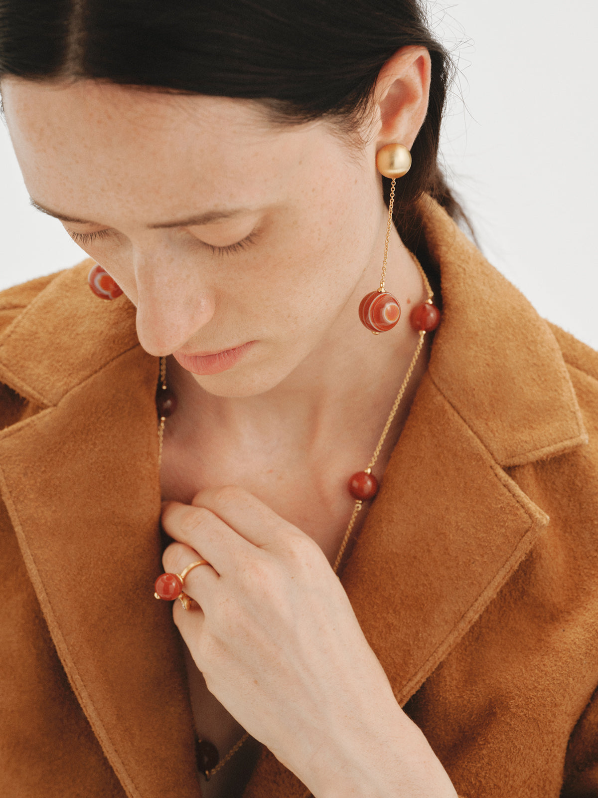 Pendientes largos bañados en oro amarillo con efecto cepillado, ágata roja y motivo de esferas