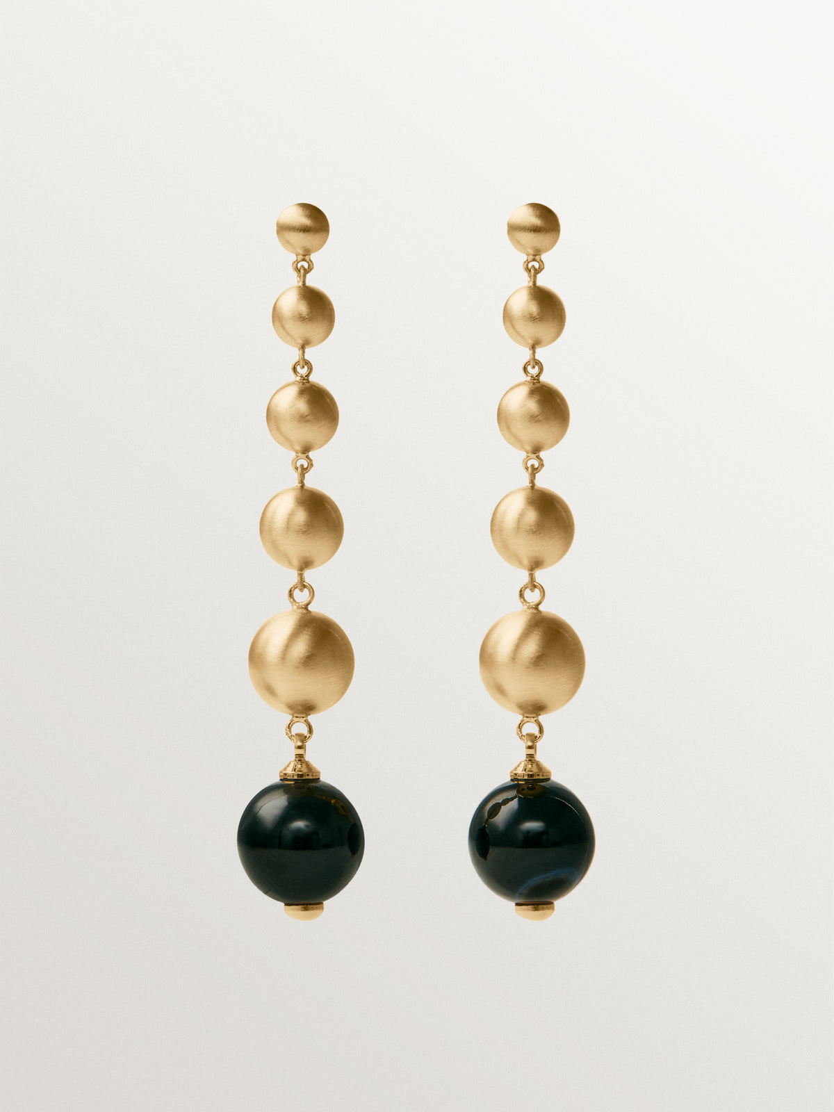 Pendientes largos bañados en oro amarillo con efecto cepillado, ágata negra y motivos de esferas