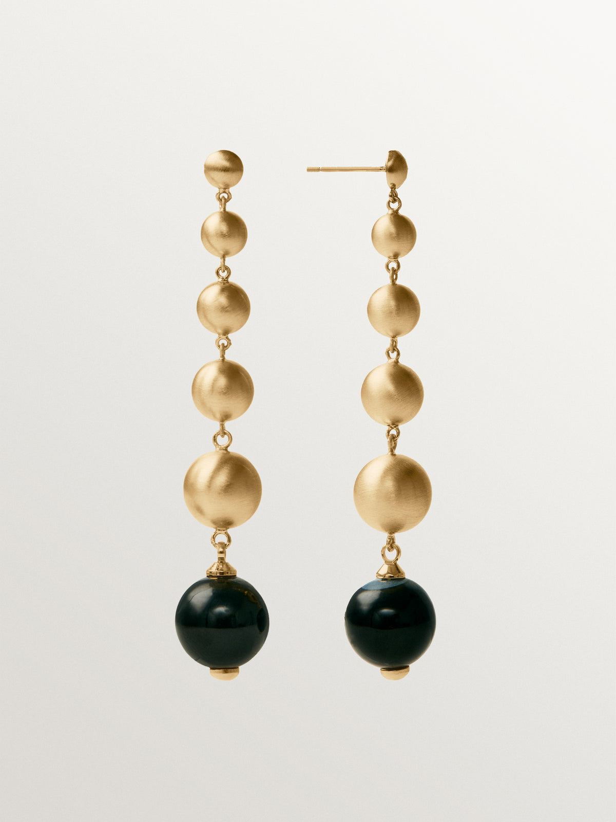 Pendientes largos bañados en oro amarillo con efecto cepillado, ágata negra y motivos de esferas