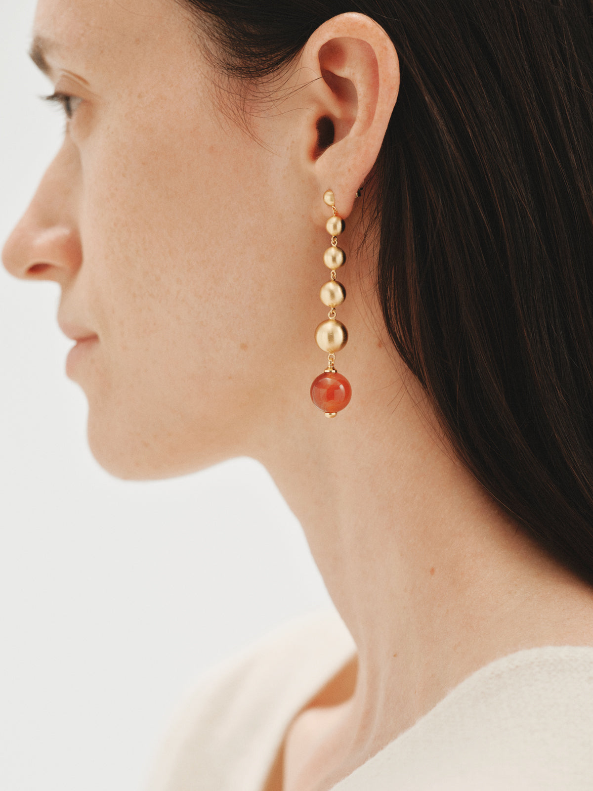 Pendientes largos bañados en oro amarillo con efecto cepillado, ágata roja y motivos de esferas