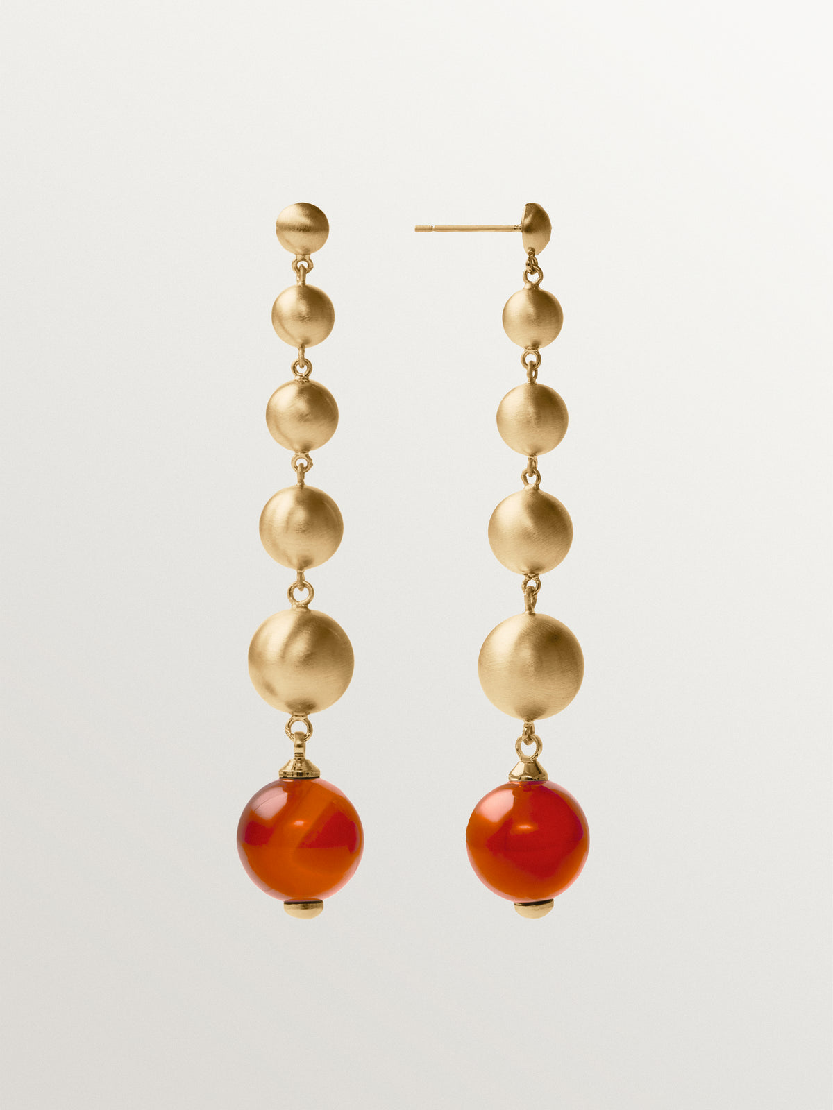 Pendientes largos bañados en oro amarillo con efecto cepillado, ágata roja y motivos de esferas