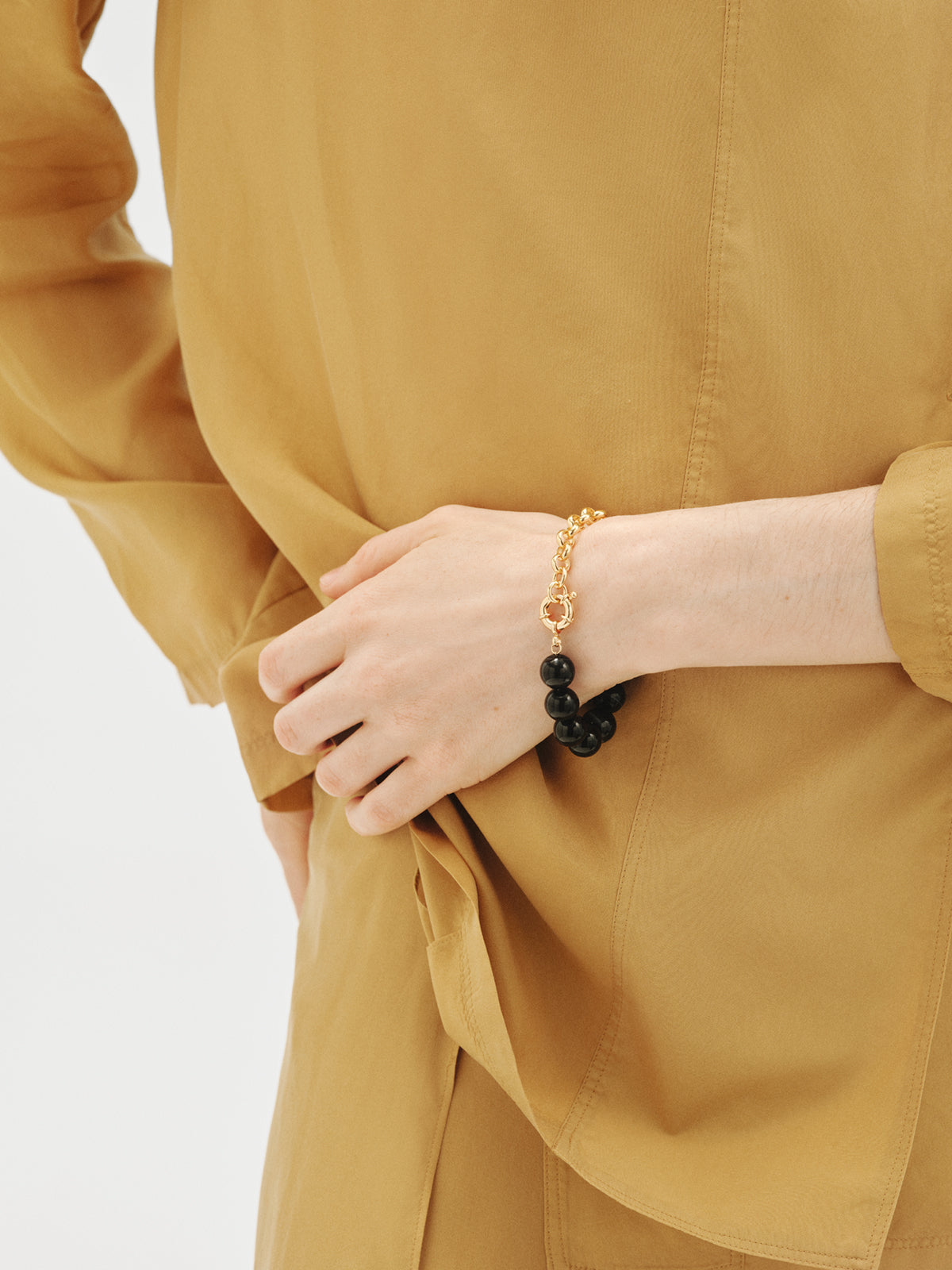 Pulsera bañada en oro amarillo con efecto cepillado, ágata negra y motivo de esferas