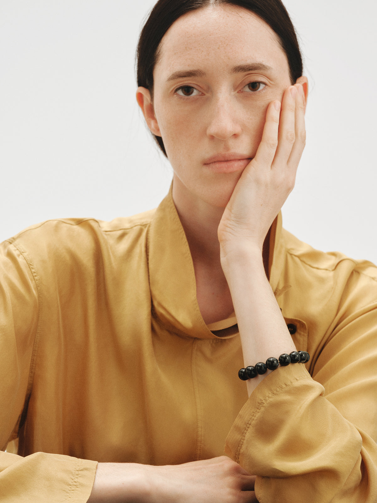 Pulsera bañada en oro amarillo con efecto cepillado, ágata negra y motivo de esferas
