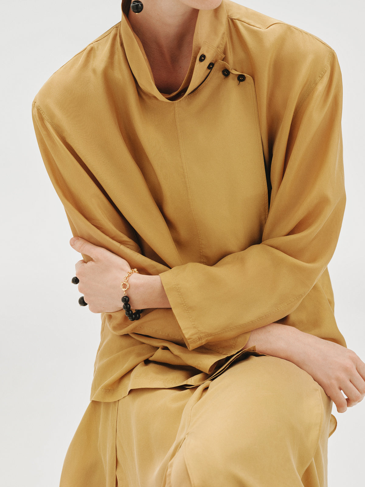 Pulsera bañada en oro amarillo con efecto cepillado, ágata negra y motivo de esferas