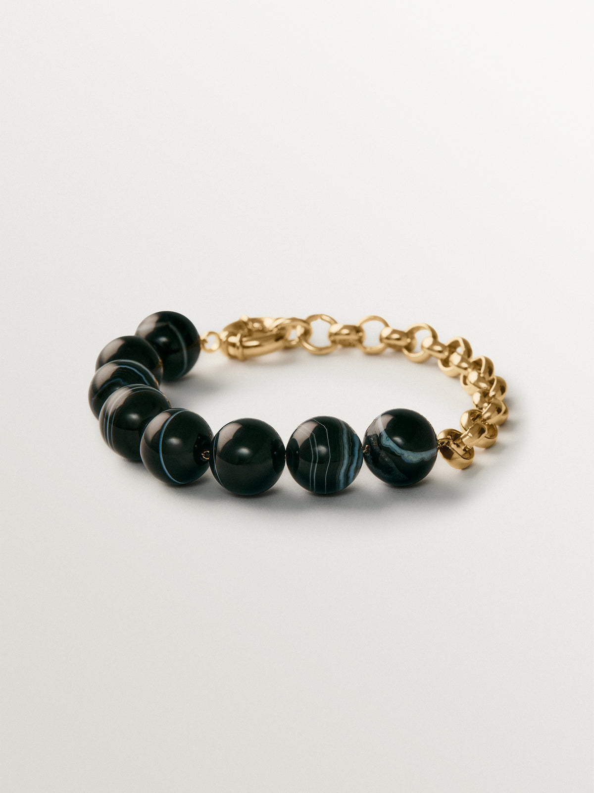 Pulsera bañada en oro amarillo con efecto cepillado, ágata negra y motivo de esferas