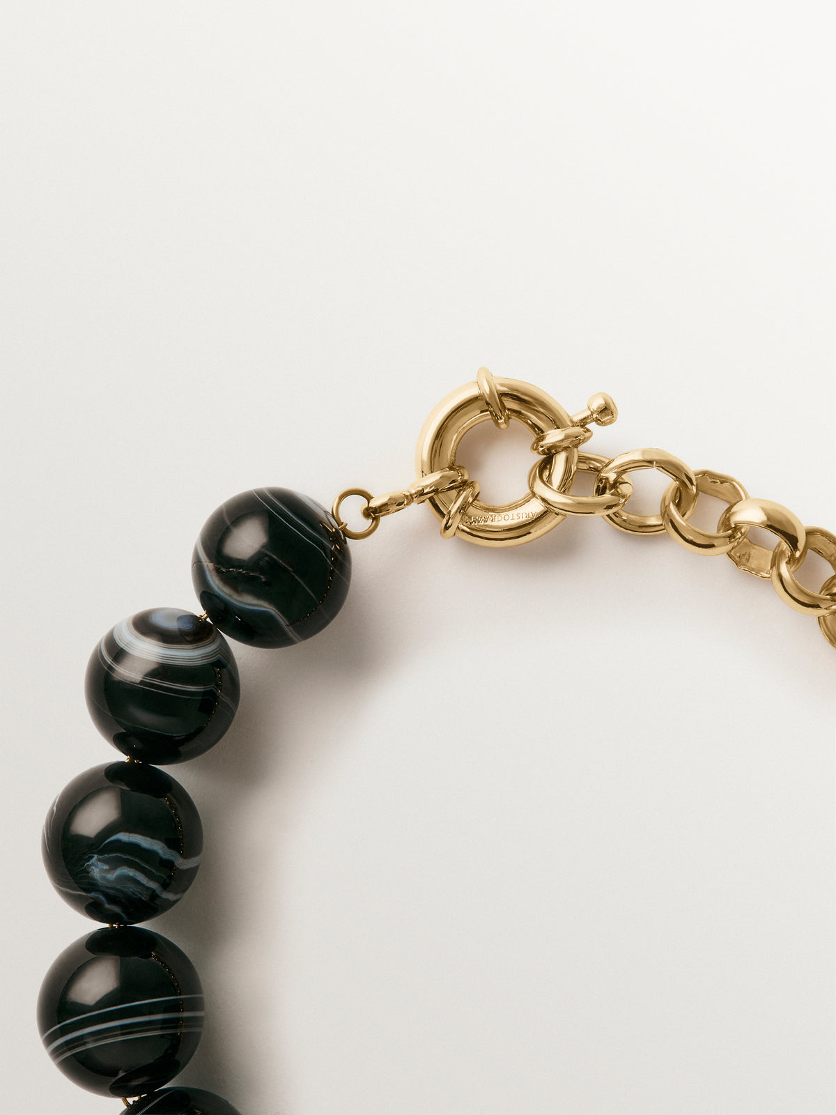 Pulsera bañada en oro amarillo con efecto cepillado, ágata negra y motivo de esferas