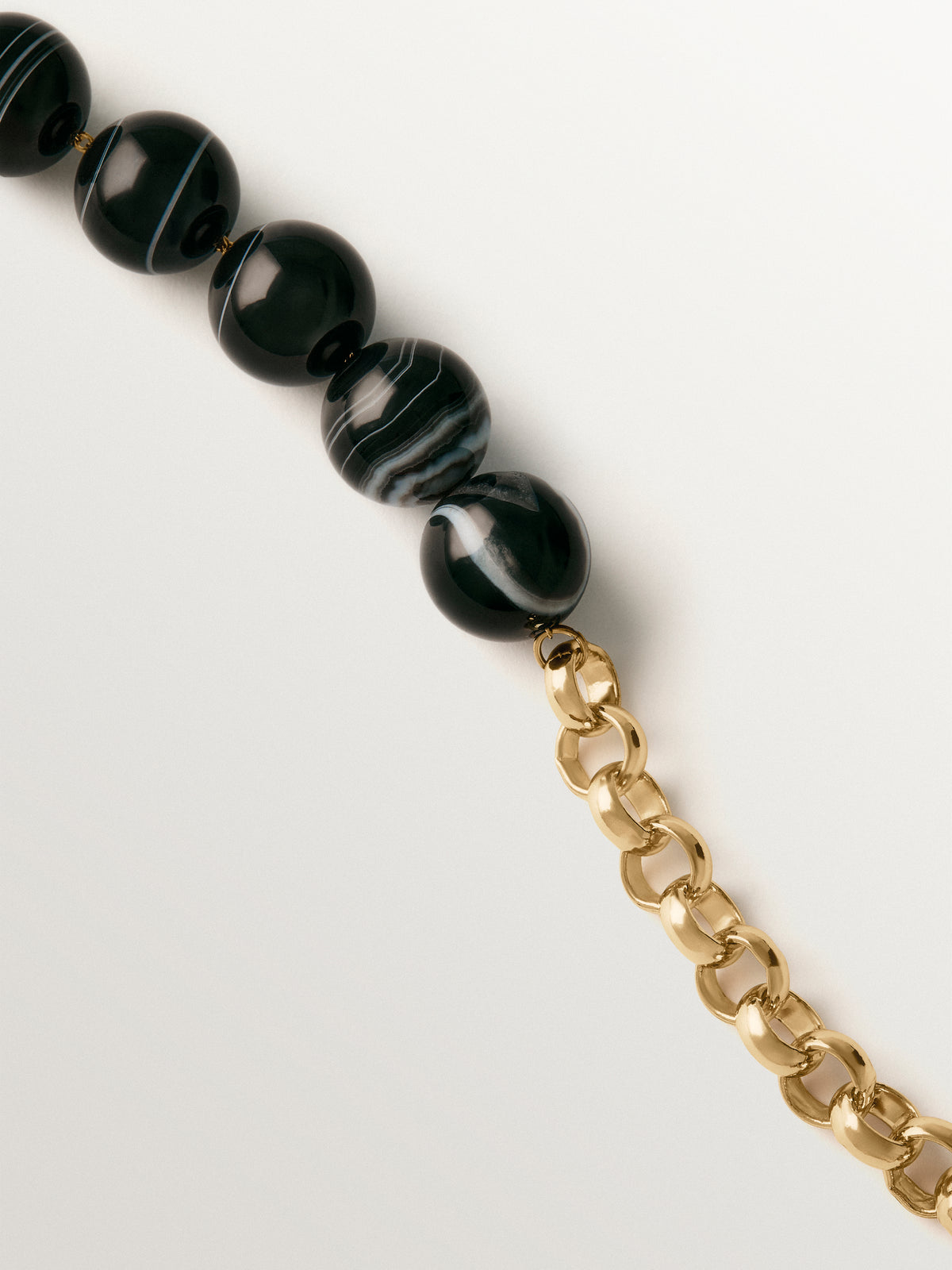 Pulsera bañada en oro amarillo con efecto cepillado, ágata negra y motivo de esferas