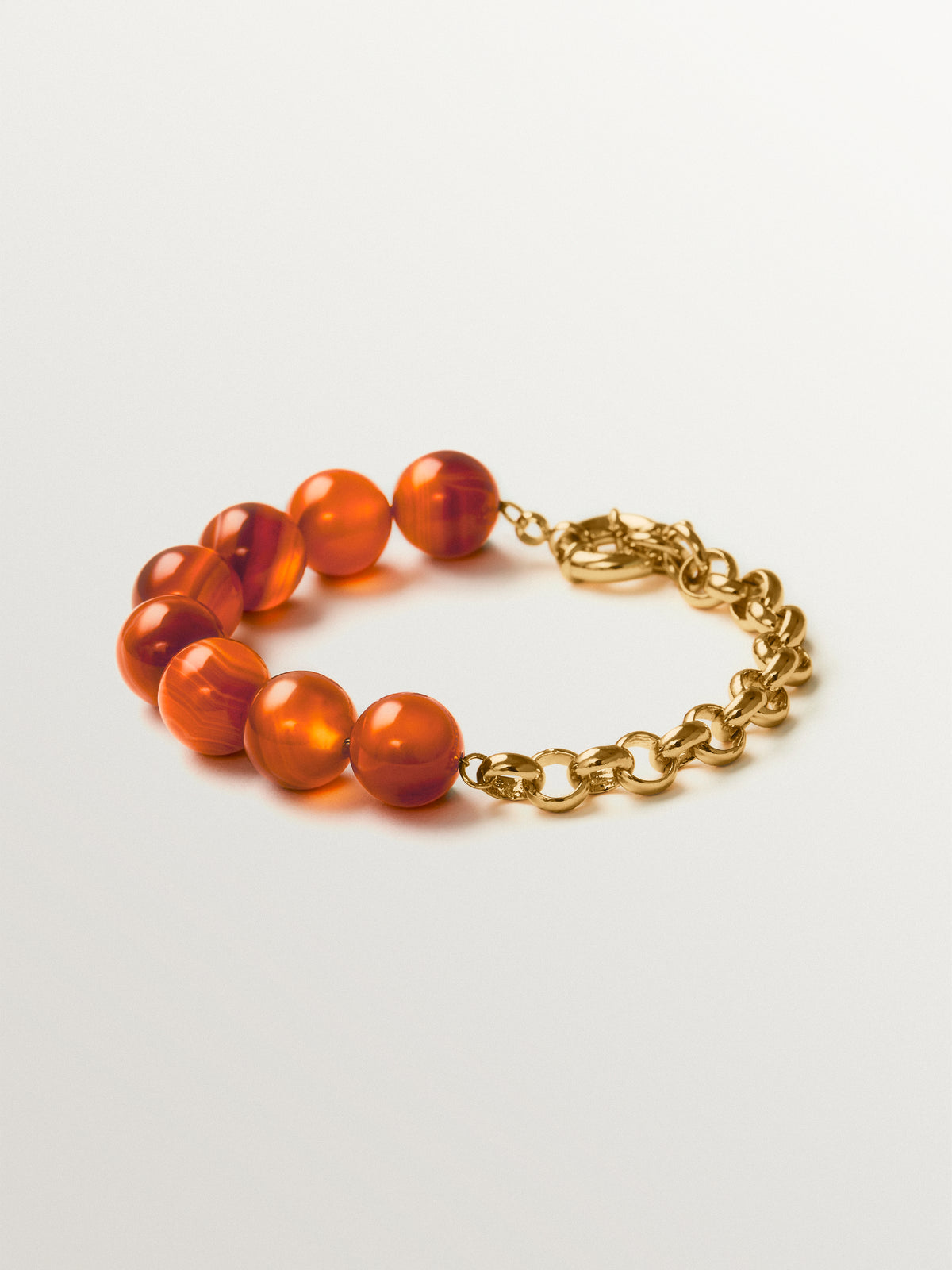 Pulsera bañada en oro amarillo con efecto cepillado, ágata roja y motivo de esferas