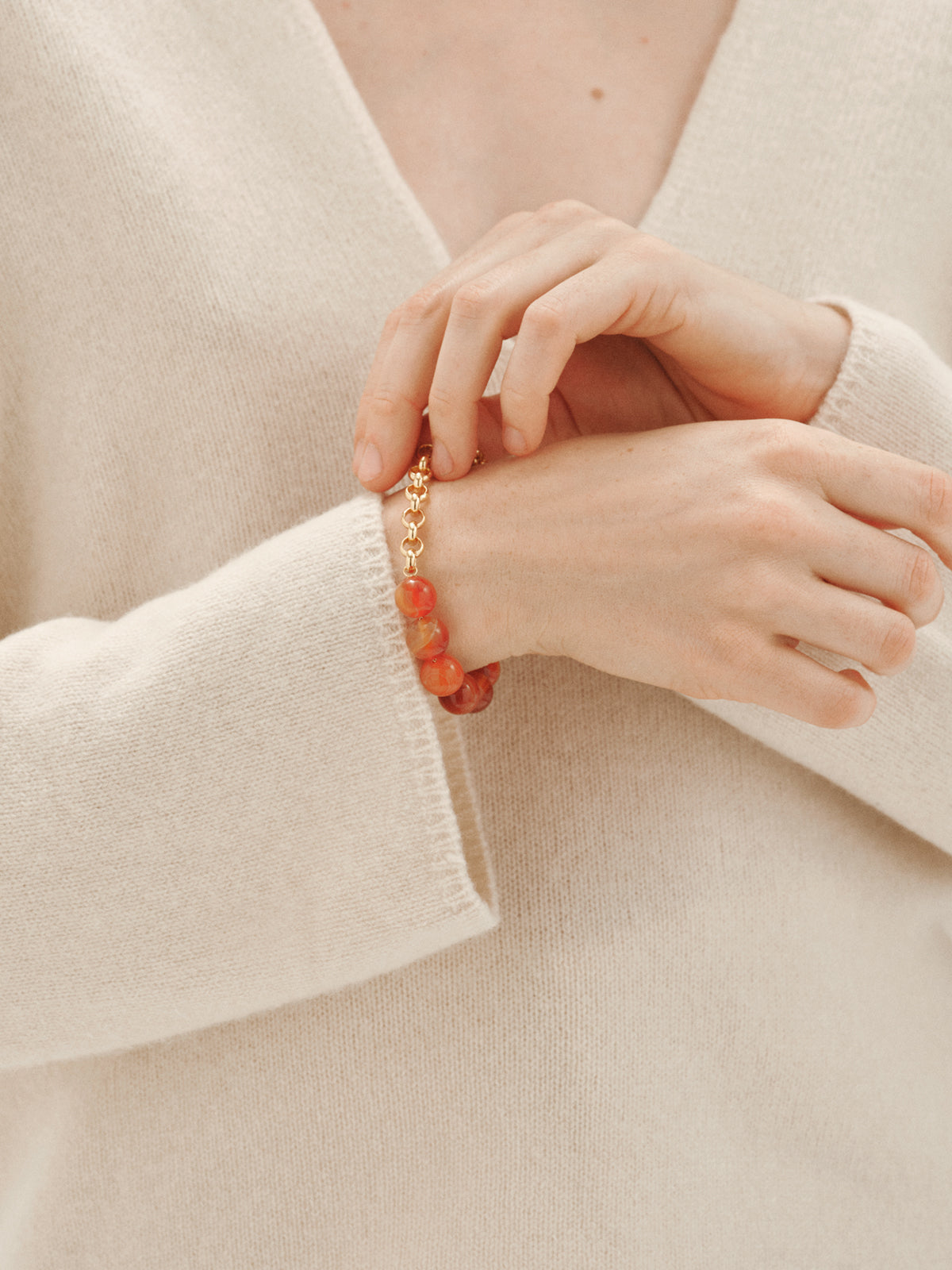 Pulsera bañada en oro amarillo con efecto cepillado, ágata roja y motivo de esferas