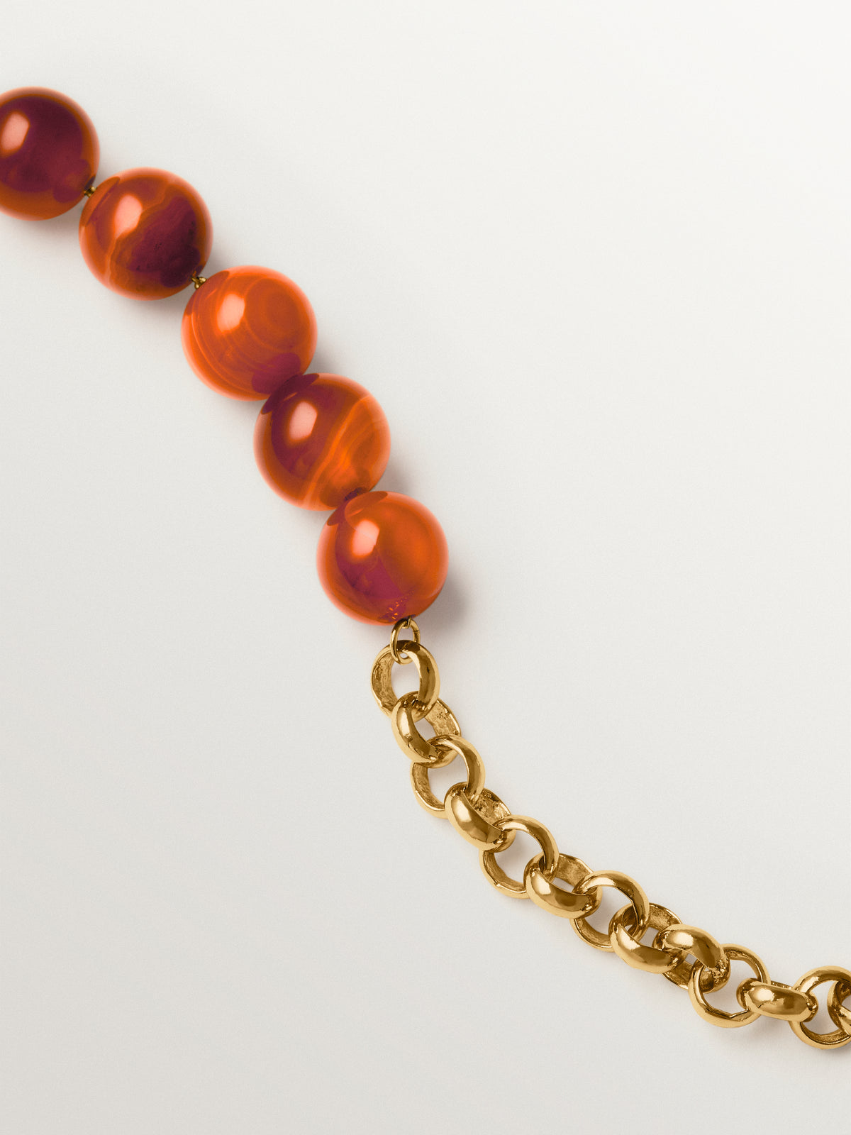 Pulsera bañada en oro amarillo con efecto cepillado, ágata roja y motivo de esferas