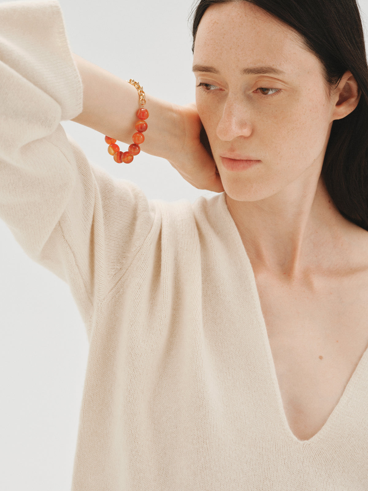 Pulsera bañada en oro amarillo con efecto cepillado, ágata roja y motivo de esferas