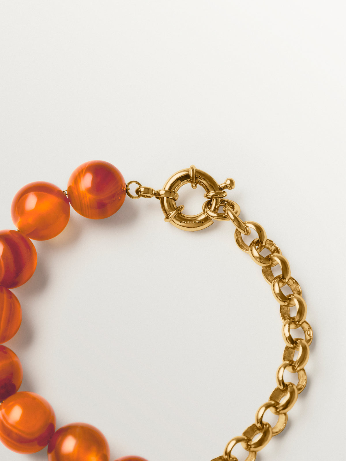 Pulsera bañada en oro amarillo con efecto cepillado, ágata roja y motivo de esferas