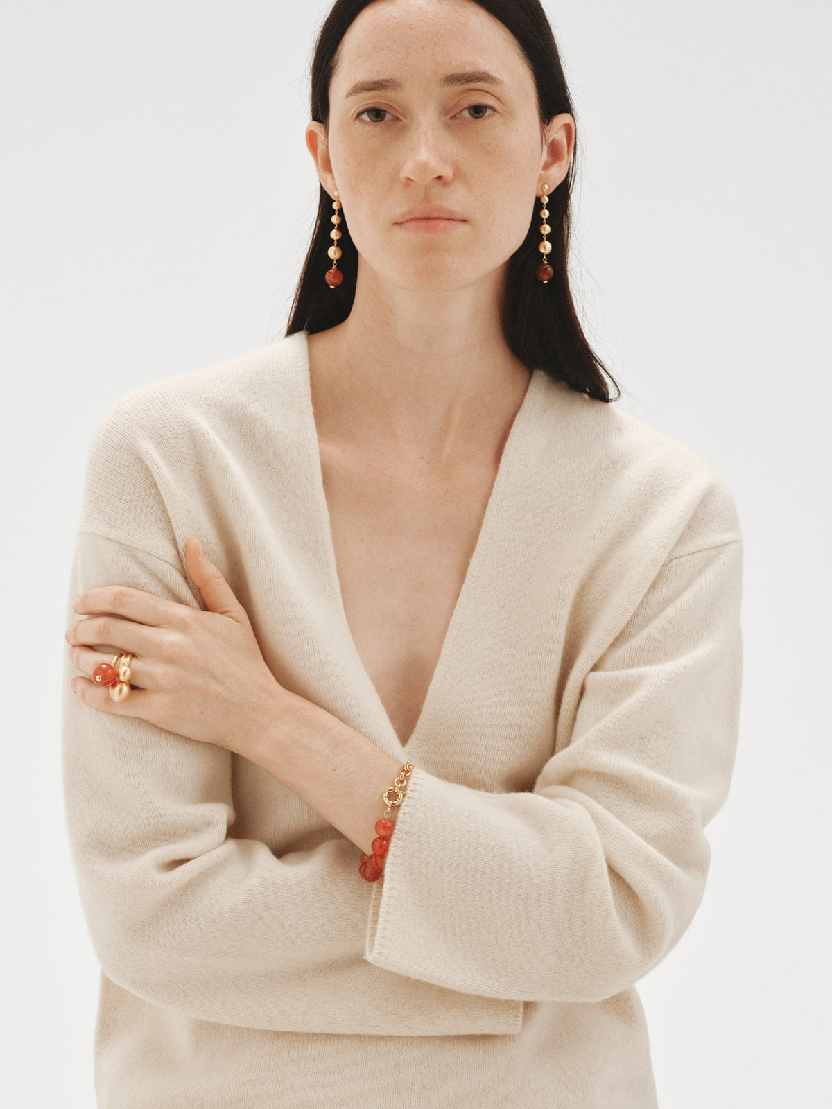 Pulsera bañada en oro amarillo con efecto cepillado, ágata roja y motivo de esferas