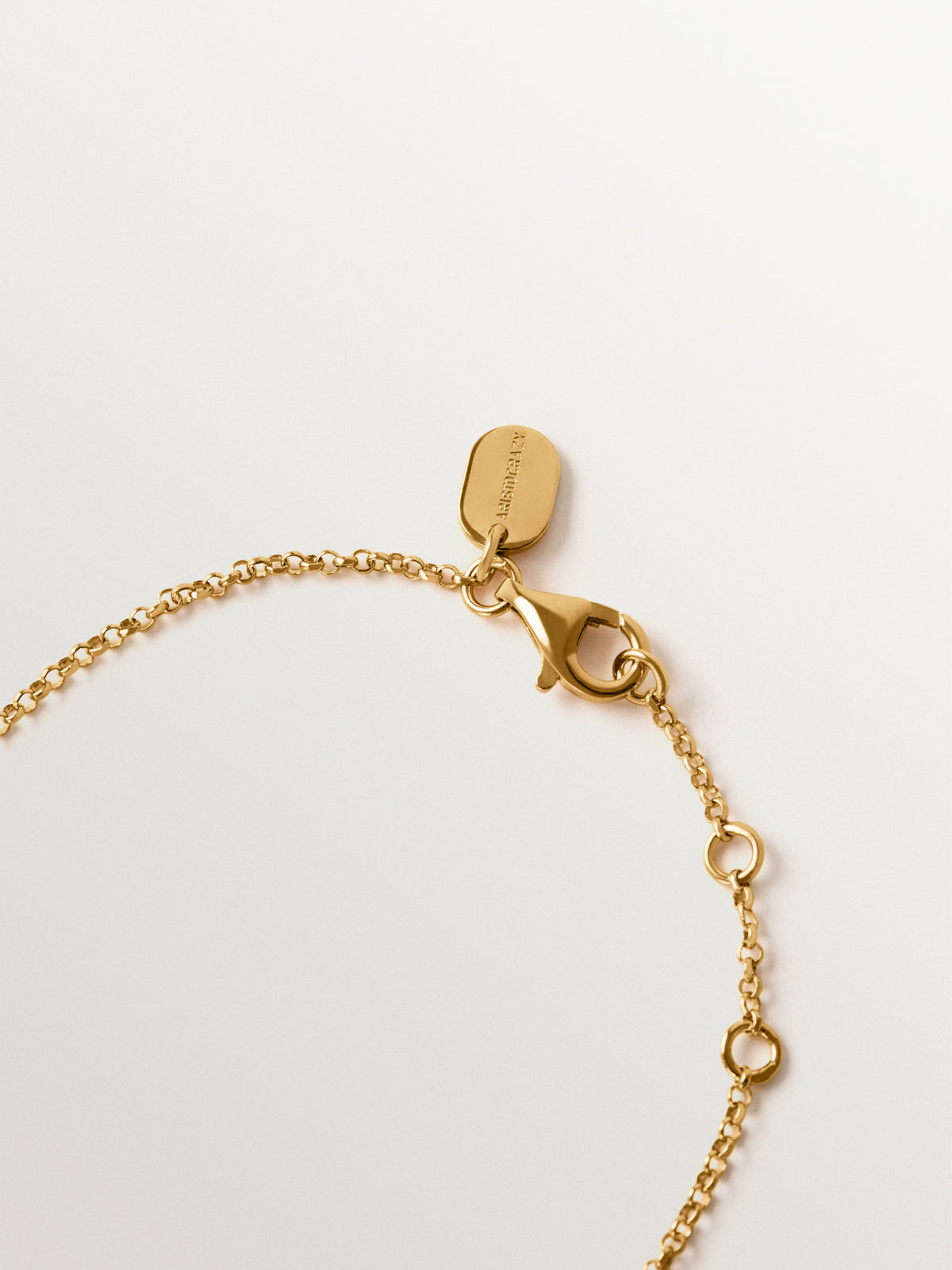 Collar bañado en oro amarillo con efecto cepillado, ágata negra y motivo de esferas