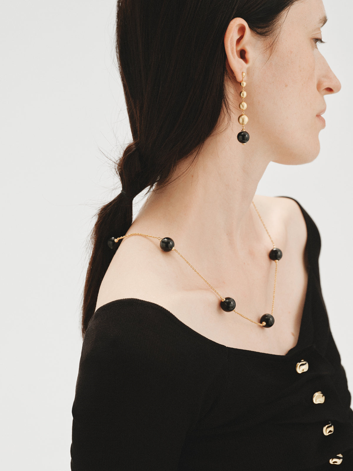 Collar bañado en oro amarillo con efecto cepillado, ágata negra y motivo de esferas
