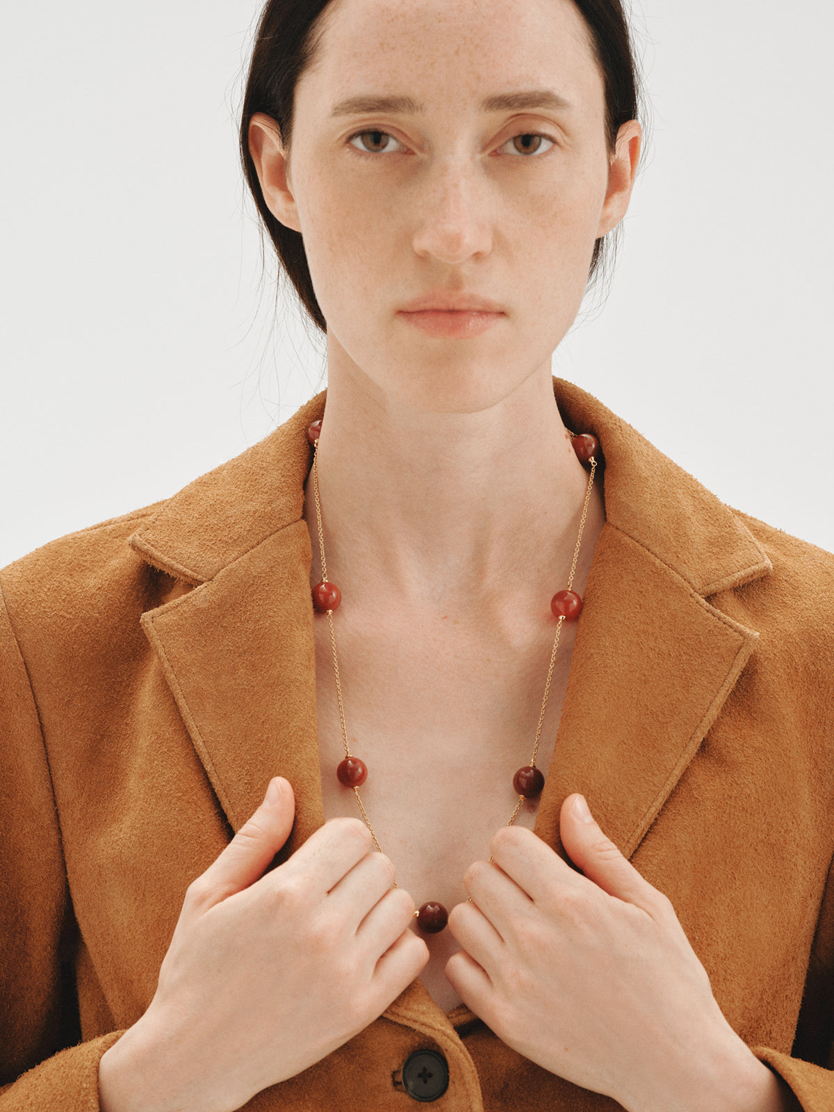 Collar bañado en oro amarillo con ágata roja y motivo de esferas