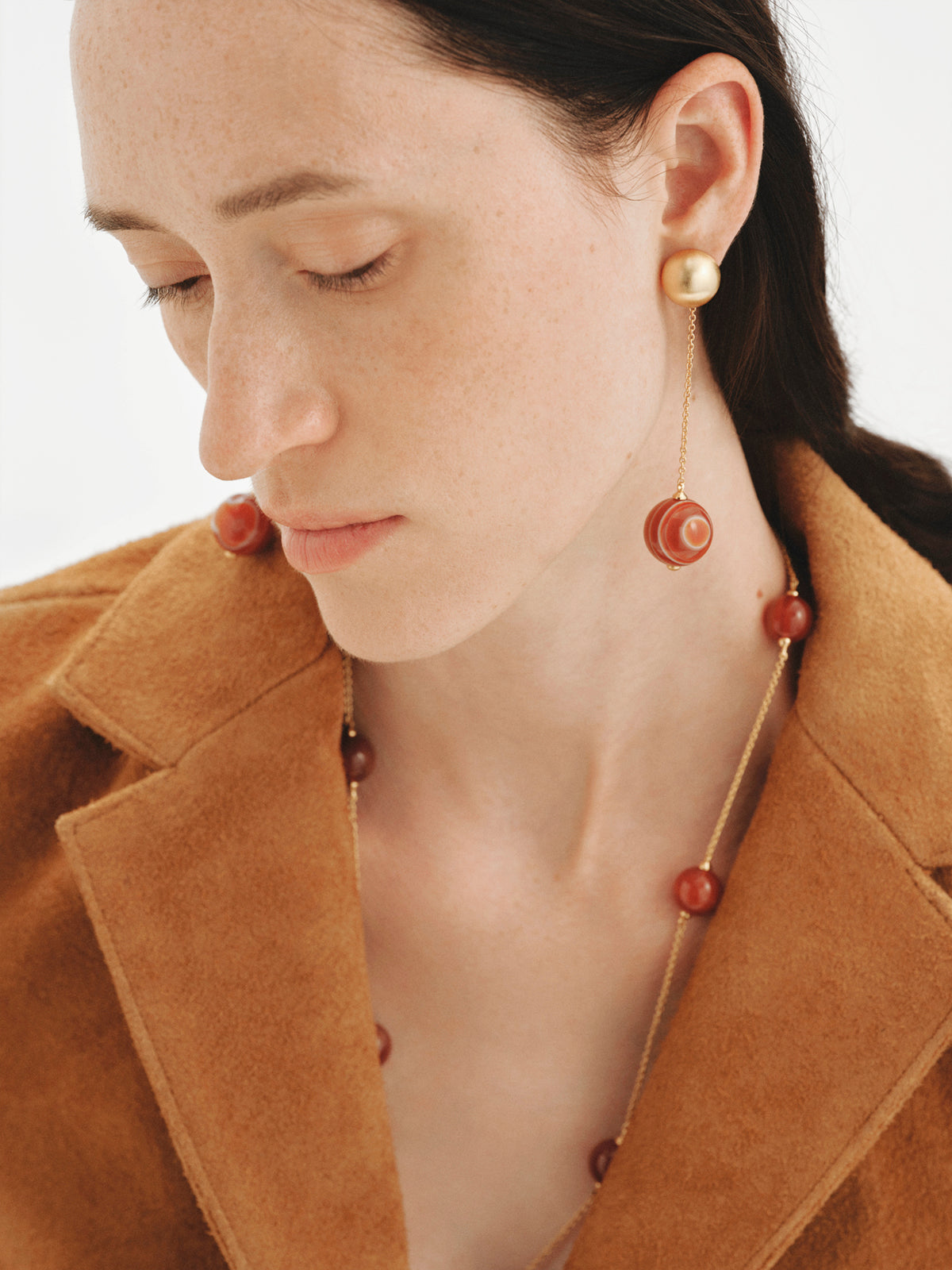 Collar bañado en oro amarillo con ágata roja y motivo de esferas