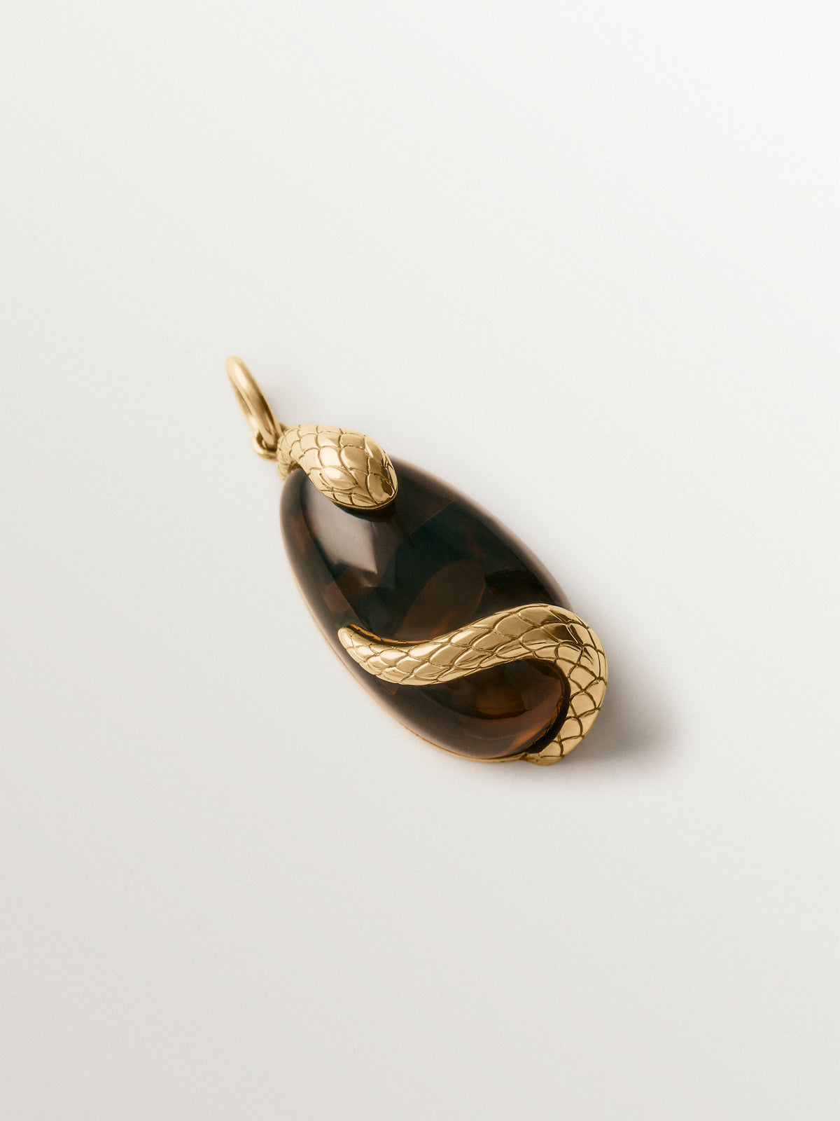 Charm bañado en oro amarillo con cristal marrón y motivo de serpiente