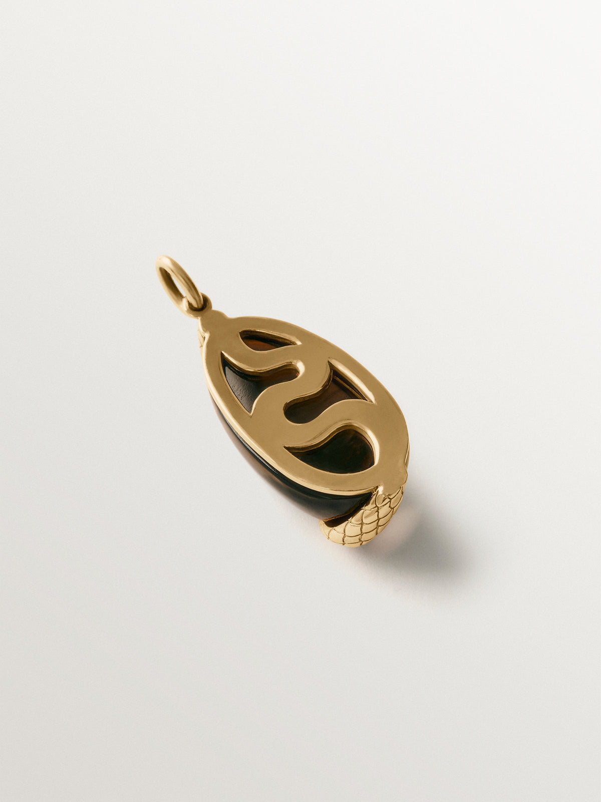Charm bañado en oro amarillo con cristal marrón y motivo de serpiente
