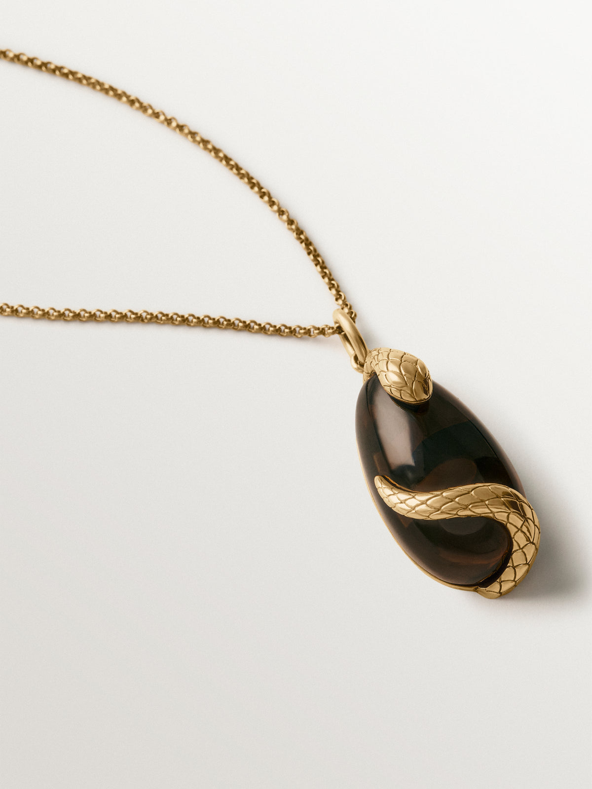 Charm bañado en oro amarillo con cristal marrón y motivo de serpiente
