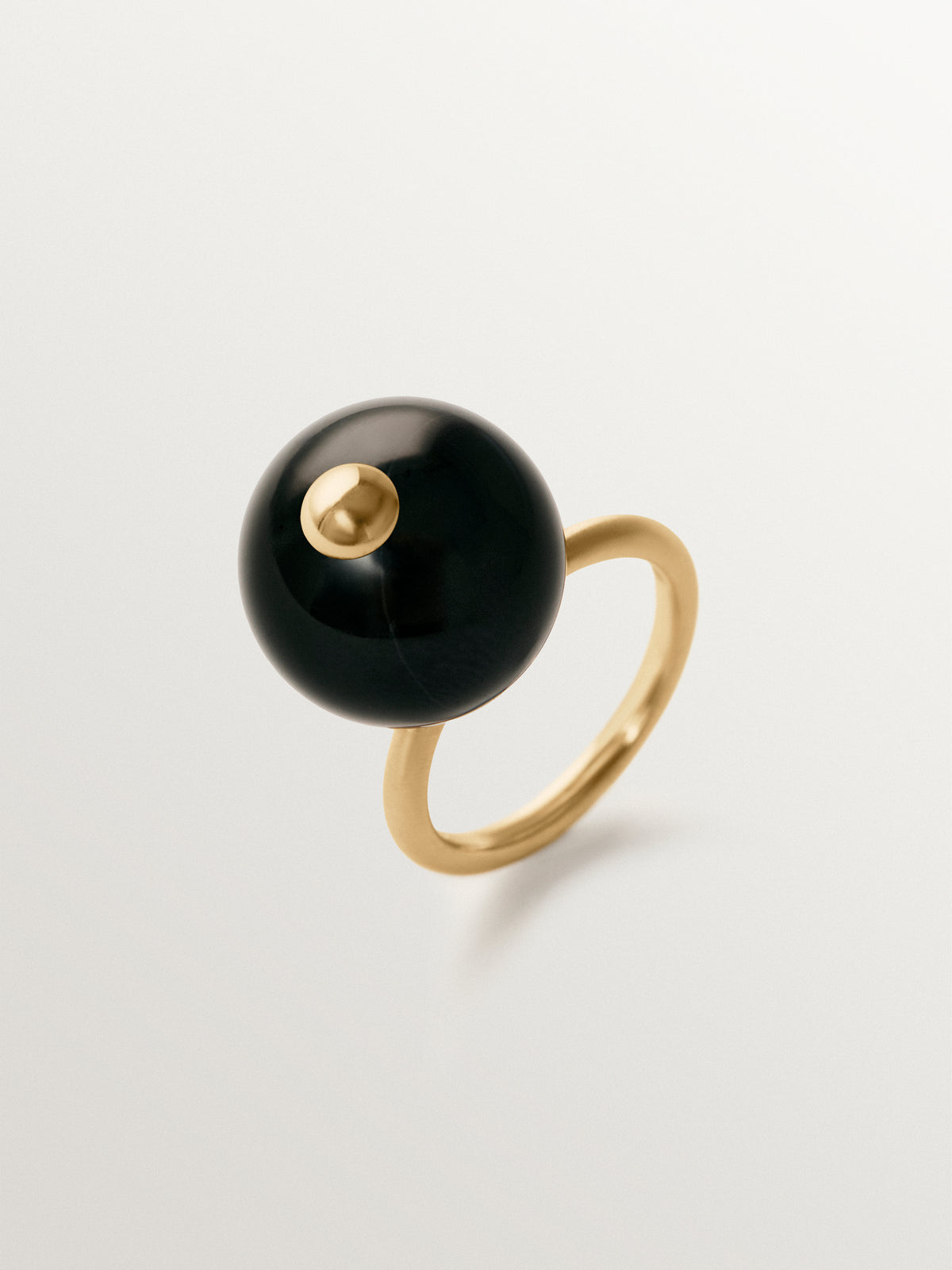 Anillo bañado en oro amarillo con efecto cepillado y ágata negra