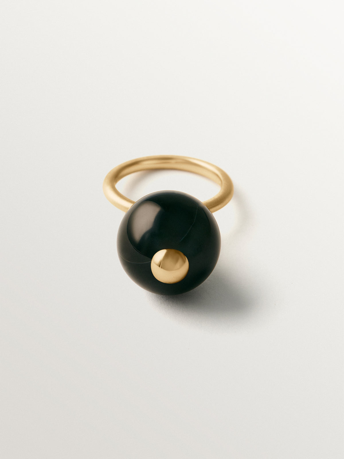 Anillo bañado en oro amarillo con efecto cepillado y ágata negra
