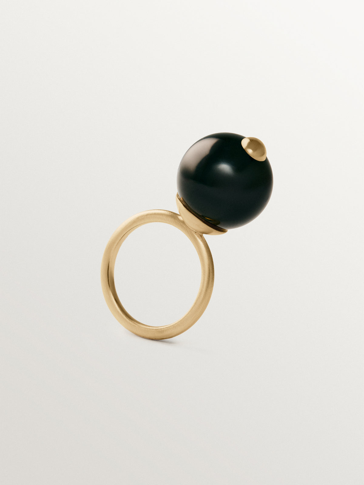 Anillo bañado en oro amarillo con efecto cepillado y ágata negra