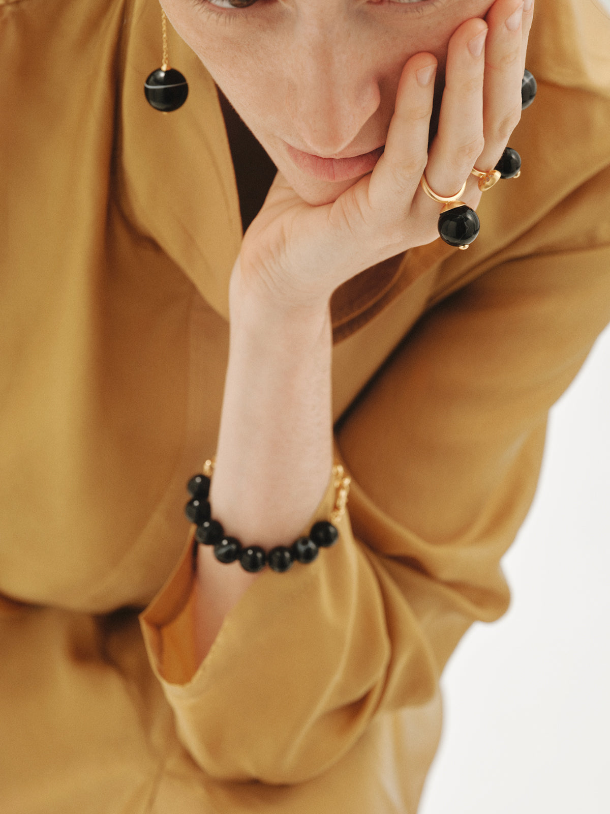 Anillo bañado en oro amarillo con efecto cepillado y ágata negra