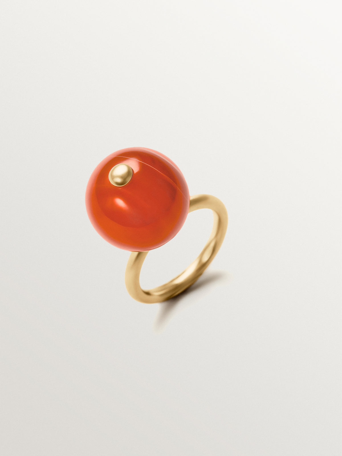 Anillo bañado en oro amarillo con efecto cepillado y ágata roja