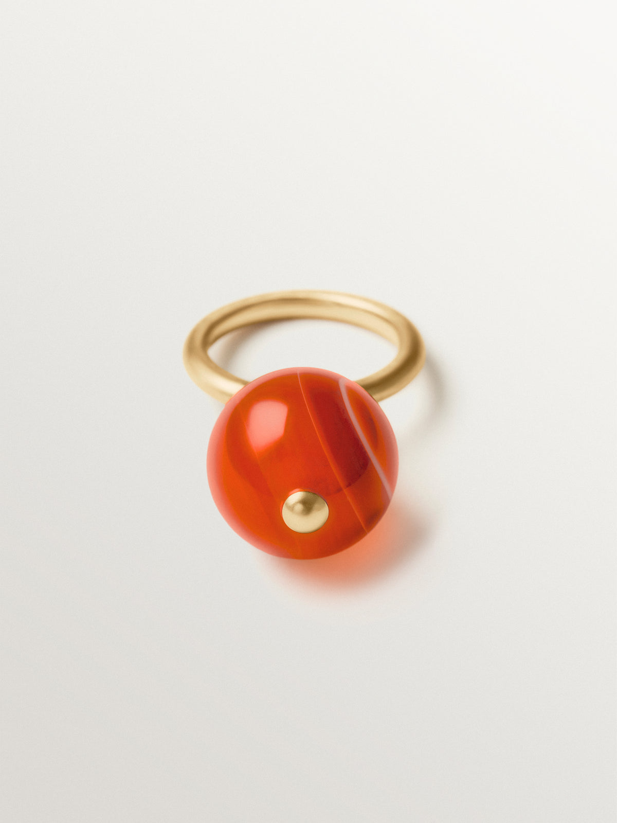 Anillo bañado en oro amarillo con efecto cepillado y ágata roja