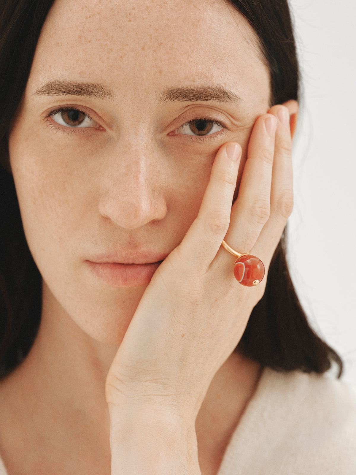 Anillo bañado en oro amarillo con efecto cepillado y ágata roja