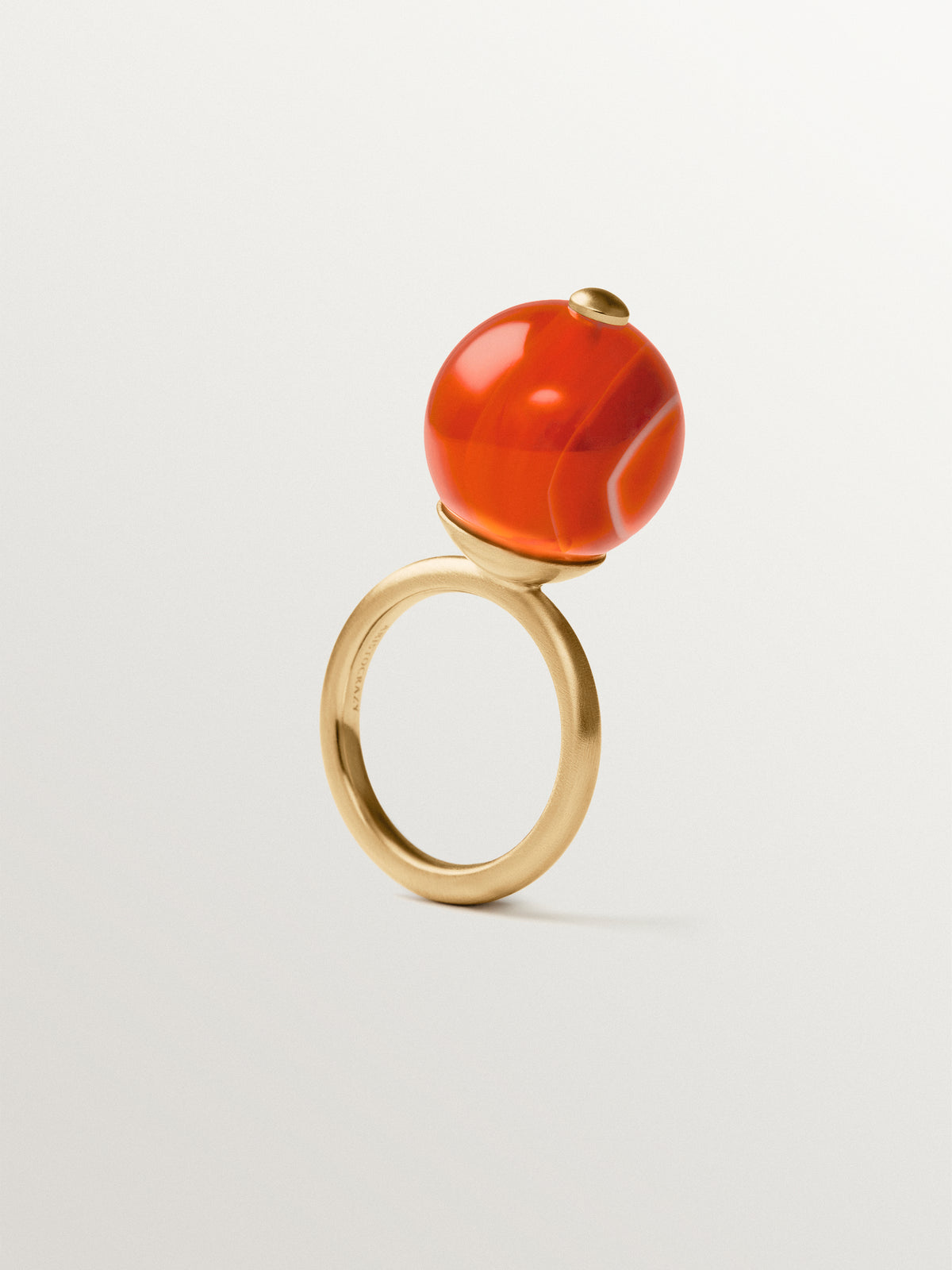 Anillo bañado en oro amarillo con efecto cepillado y ágata roja