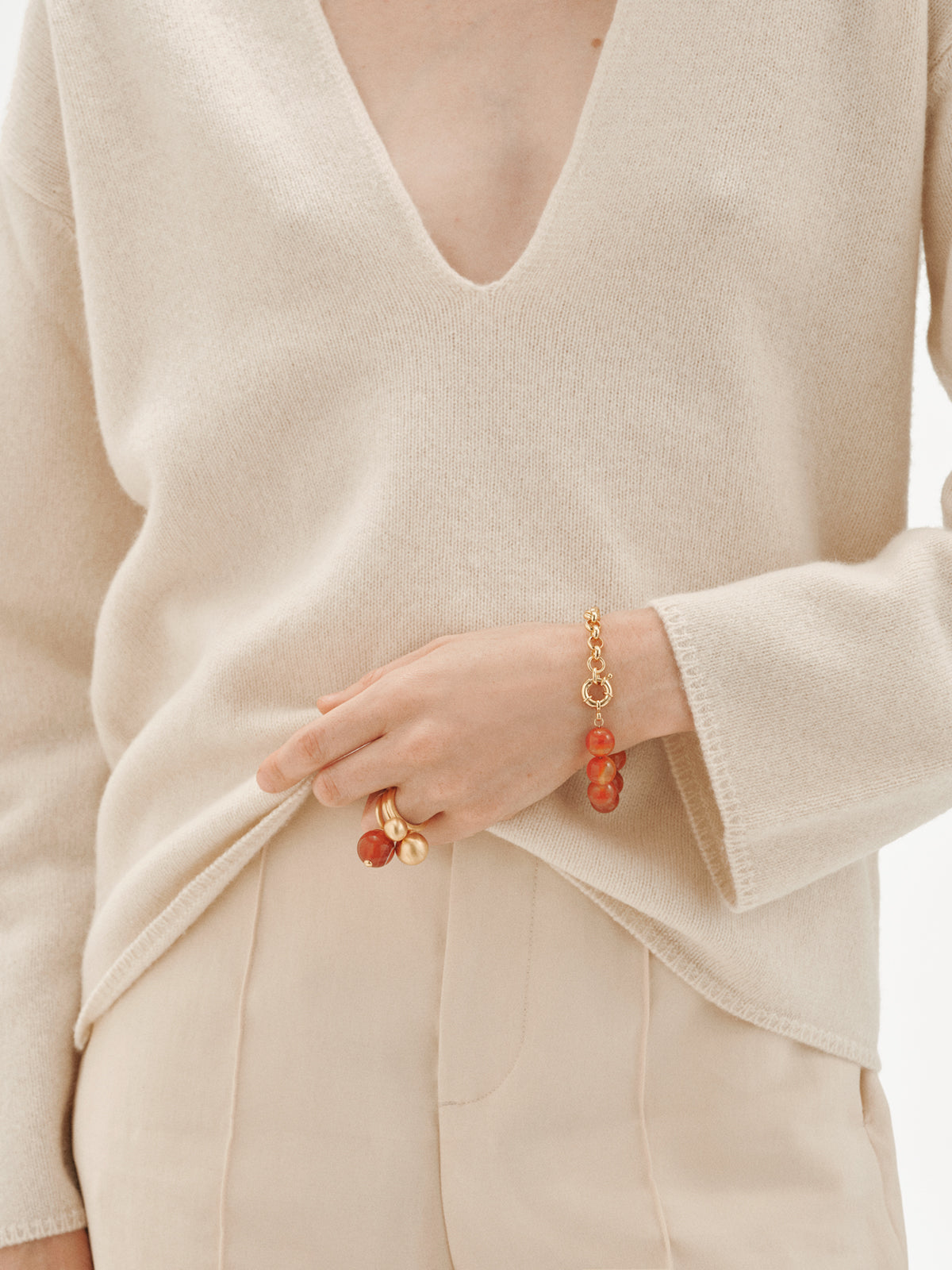 Anillo bañado en oro amarillo con efecto cepillado y ágata roja